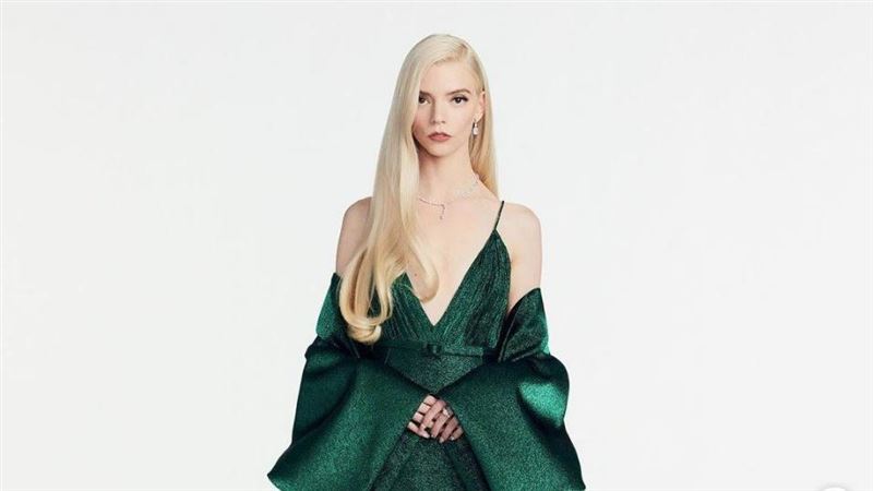 深V到肚臍！《后翼》女星美到像精靈