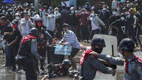 緬甸軍警武力鎮壓示威者（圖／美聯社／達志影像）