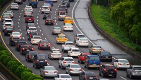 二二八連假首日　國道湧車潮（3）二二八連續假期第一天，國道3號27日上午湧現車潮，土城交流道南下路段出現車多回堵情形。中央社記者王騰毅攝　110年2月27日
