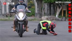 ▲YouTuber火花羅開箱重機騎士們最重要的防摔衣。（圖／羅火花 授權）