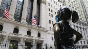 科技股拉抬  美股那斯達克首度收在萬點以上美股當地時間10日跌多漲少，那斯達克綜合指數在科技股帶動下攀揚，歷來首度收在一萬點以上。圖為紐約證券交易所與對街戴上口罩的大無畏女孩銅像。中央社記者尹俊傑紐約攝  109年6月11日