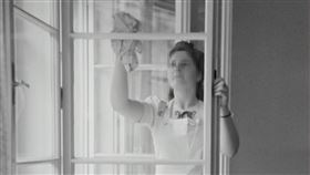 女傭，女僕，打掃，擦窗戶，幫傭，清潔工（示意圖／翻攝自unsplash）