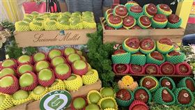 屏東縣優質蓮霧、蜜棗評鑑頒獎屏東縣政府舉辦「110年屏東縣優質蓮霧、蜜棗評鑑」，1日在2021屏東熱帶博覽會主舞台揭曉獎項得主，蓮霧與蜜棗冠軍分別由佳冬鄉農會羅佳銘、高樹鄉農會潘志民奪得。（屏東縣政府提供）中央社  110年3月1日