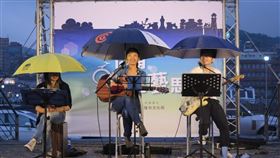 北北基街頭藝人新制上路  一證通用基隆市文化局1日起實施街頭藝人新制，包含許可證及展演場地全面採網路申請，同時與台北市、新北市統一步調，一證通用北北基。因應登記系統上線第一天適逢連假，文化局加派同仁接聽電話，協助線上操作與回應問題。（基隆市政府提供）中央社記者王朝鈺傳真　110年3月1日