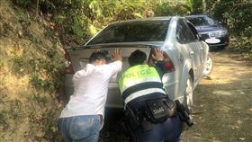連假狀況多　員警為民服務忙不停苗栗頭份警分局1日表示，連假期間員警除執行交通疏導勤務，也積極處理為民服務工作，協助民眾脫困、送醫等案件共5件，雖然勤務比平常繁瑣，但皆順利完成任務，藉此也呼籲民眾，外出旅遊應事先檢查車況、熟悉路徑，以確保快樂出門、平安回家。（頭份警分局提供）中央社記者管瑞平傳真  110年3月1日