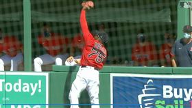 ▲紅襪右外野手普里歐（Cesar Puello）沒收全壘打。（圖／翻攝自MLB官網）