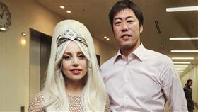 ▲前紅襪牆頭上原浩治和女神卡卡合照。（圖／翻攝自上原浩治推特）