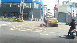 外送搶快紅燈硬闖　迎面撞小黃超驚悚