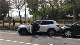 高雄美術館槍擊案現場南部打擊犯罪中心聯合嘉義、岡山警分局等警力2日追緝犯嫌，在高雄市明誠四路美術館一帶發生槍擊，嫌犯車輛窗戶破裂，擋風玻璃上有彈孔，車輛左前輪也被擊破。中央社記者侯文婷攝  110年3月2日