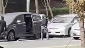 高雄警匪槍戰畫面曝光，近距離擊斃，19槍，嘉義擄人勒贖。(圖 /民眾提供)