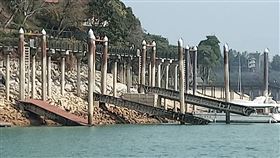 日月潭水情不佳，引橋高低落差7公尺，遊客上下遊艇必須爬三層樓高，危險，(圖／翻攝畫面)