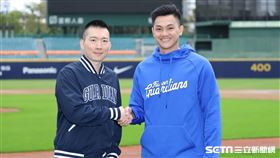 ▲富邦悍將領隊蔡承儒和自行培訓選手江少慶握手。（圖／記者劉彥池攝影）