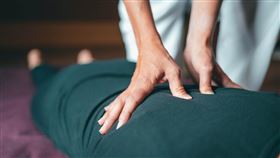 按摩，推拿（圖／翻攝自unsplash）