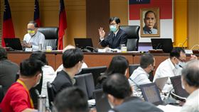 陳其邁主持疫情應變會議高雄市長陳其邁（後右）2日上午主持2019冠狀病毒疾病（COVID-19）第62次應變會議，關心大港開唱音樂祭防疫計畫，指示活動要落實實名制、保持社交距離、戴口罩、勤洗手及環境清消等，在維持日常生活下，做好防疫措施。（高雄市新聞局提供）中央社記者侯文婷傳真  110年3月2日