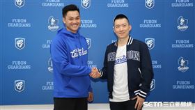 ▲富邦悍將領隊蔡承儒、自行培訓選手江少慶。（圖／記者劉彥池攝影）