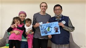 捷克籍越野路跑好手羅培德  獲外僑永久居留證熱愛在台灣山林間奔跑的台灣女婿羅培德（右2）與妻子羅勃依婉（左2）結婚，1月申請永久居留獲准，移民署南投縣服務站人員日前到埔里鎮將外僑永久居留證發給羅培德。（南投縣服務站提供）中央社記者蕭博陽南投縣傳真  110年3月2日