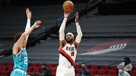 ▲「球三弟」鮑爾（LaMelo Ball）、「甜瓜」安東尼（Carmelo Anthony）同場飆分。（圖／翻攝自拓荒者推特）