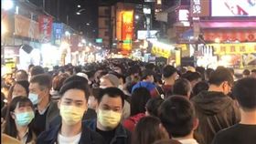 逢甲夜市報復性出遊，一晚湧入6萬遊客