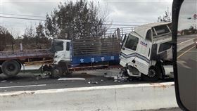 西濱又撞！卡車連撞3台駕駛受困搶救（圖／翻攝畫面）