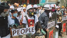 仰光抗議民眾戴上頭盔手持盾牌緬甸軍方1日發動政變，第一大城仰光民眾28日持續上街抗議，民眾戴上頭盔手持盾牌自保。（緬甸民眾Karkar提供）中央社記者呂欣憓曼谷傳真  110年2月28日