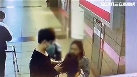 北市黃男等人在台北車站兜售愛心零錢包遭逮。（圖／翻攝畫面）