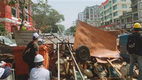 仰光抗議民眾躲在遮蔽物後緬甸軍方1日發動政變，第一大城仰光民眾28日持續上街抗議，面臨軍警嚴厲鎮壓，圖為民眾躲在遮蔽物後。（緬甸民眾Karkar提供）中央社記者呂欣憓曼谷傳真  110年2月28日