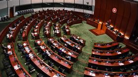 中國人大常委會開會之際　黨媒重申愛國者治港中國全國人大常委會20日起在北京舉行3天會議，事前有傳言指，可能會討論修改香港選制議題。人民日報海外版同步刊發評論，再次重申「愛國者治港」。圖為香港特首林鄭月娥赴立法會進行施政報告。（中通社資料照片）　中央社　110年1月20日