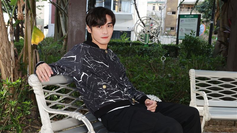 獨／男星手爆血見骨　爸爸竟見死不救