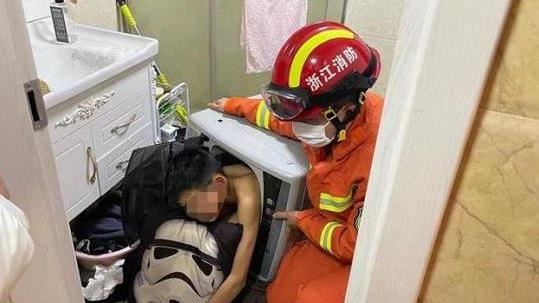 頭卡進洗衣機　小孩想看看裡面長怎樣