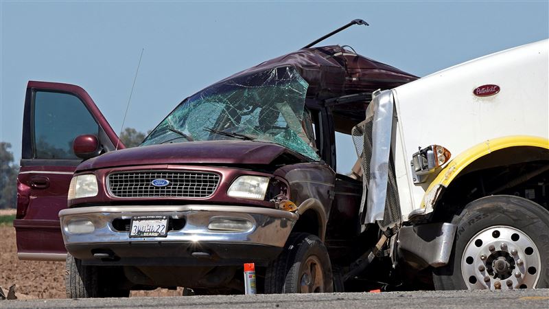 休旅車載27人撞大卡車　至少15死
