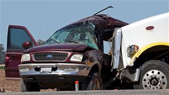 休旅車載27人撞大卡車　至少15死