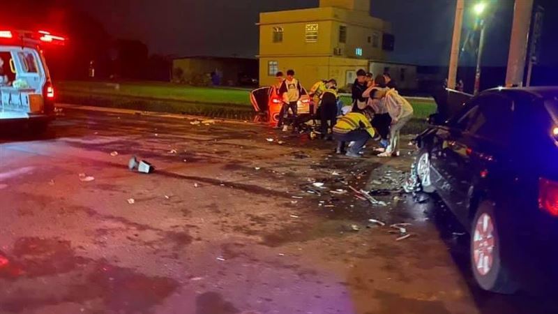 新／台中清晨3車路口猛撞　2人受傷