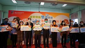 北市推6大管道　提早預備雙語師資台北市教育局2日舉辦「提早預備雙語師資 北市從公費生等6大管道開始」記者會，市長柯文哲（前右5）出席。教育局表示，北市率先以完備的雙語師資培育6大管道進用師資，並首創與各師資培育大學合作培育雙語公費生。（台北市教育局提供）中央社記者陳怡璇傳真  110年3月2日