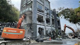 南投縣府拆除逾10年大違建　達不堪使用狀態南投縣政府2日出動多部大型機具，拆除位在力行產業道路路口、存在逾10年的大型違建住宿會館，只保留鋼骨等建築結構，達到完全不堪使用狀態。（南投縣政府提供）中央社記者蕭博陽南投傳真  110年3月2日