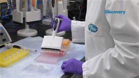 終結新冠肺炎露曙光，DISCOVERY揭露新冠肺炎疫苗背後的尖端科學《新冠疫苗: 終結疫情》。（圖／DISCOVERY提供）