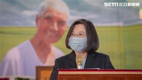 蔡英文頒贈「總統府前國策顧問黃崑濱先生褒揚令」。（圖／總統府提供）