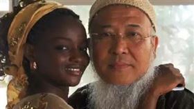 戀上24歲非洲妹！53歲畫家1.7億豪娶　十年後近況曝（圖／翻攝自微博）