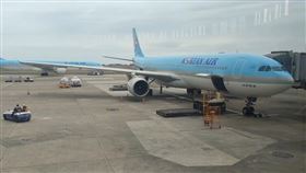 大韓航空運抵AZ疫苗抵台。