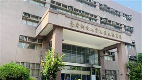 新北男拿鐮刀闖法庭遭壓制（2）新北市政府警察局海山分局2日表示，59歲吳姓男子因涉及妨害名譽案件，上午11時許至新北地方法院出庭，開庭前因為聽到原告在碎碎念，且對開庭一事感到不滿，竟走回車上拿了一把工作用的鐮刀，欲進入簡易庭揮砍，所幸被法警及時發現並壓制。（翻攝照片）　中央社記者葉臻傳真　108年10月2日