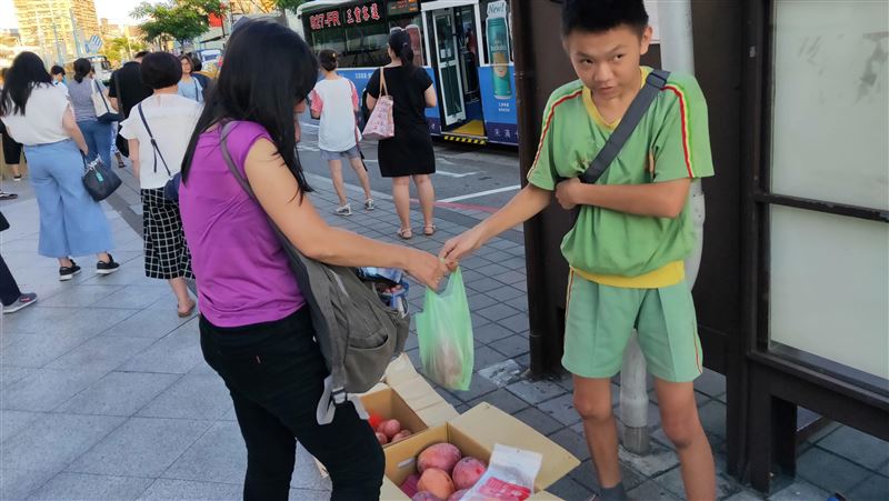 半盲國中生賣地瓜　為洗腎母分擔家計