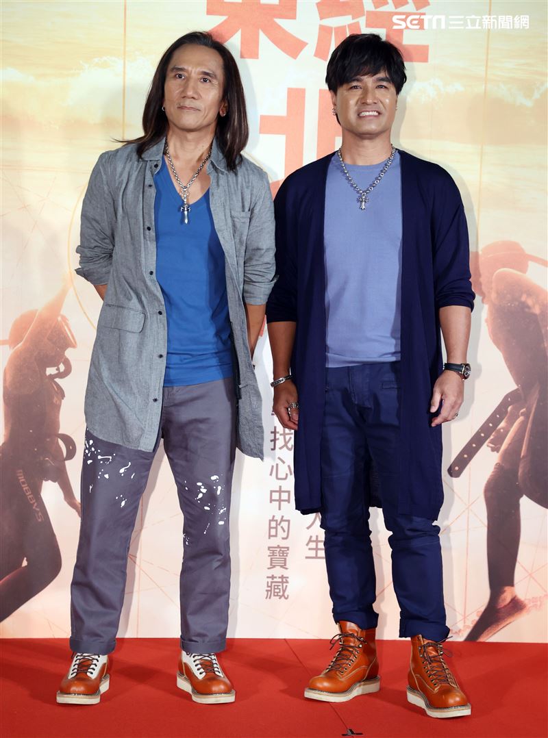 電影「東經北緯」主題曲演唱動力火車。（記者邱榮吉/攝影）