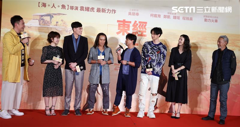 導演袁緒虎、鄭凱、柯鑑育、鍾瑤、程雅晨、動力火車出席電影「東經北緯」首映會。（記者邱榮吉/攝影）