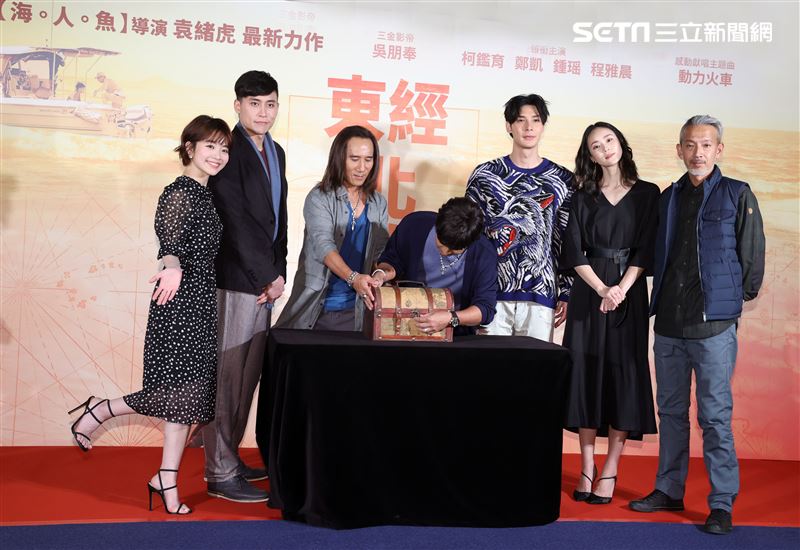 導演袁緒虎、鄭凱、柯鑑育、鍾瑤、程雅晨、動力火車出席電影「東經北緯」首映會。（記者邱榮吉/攝影）