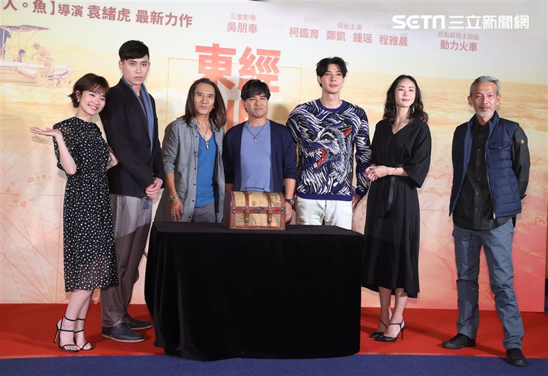 導演袁緒虎、鄭凱、柯鑑育、鍾瑤、程雅晨、動力火車出席電影「東經北緯」首映會。（記者邱榮吉/攝影）