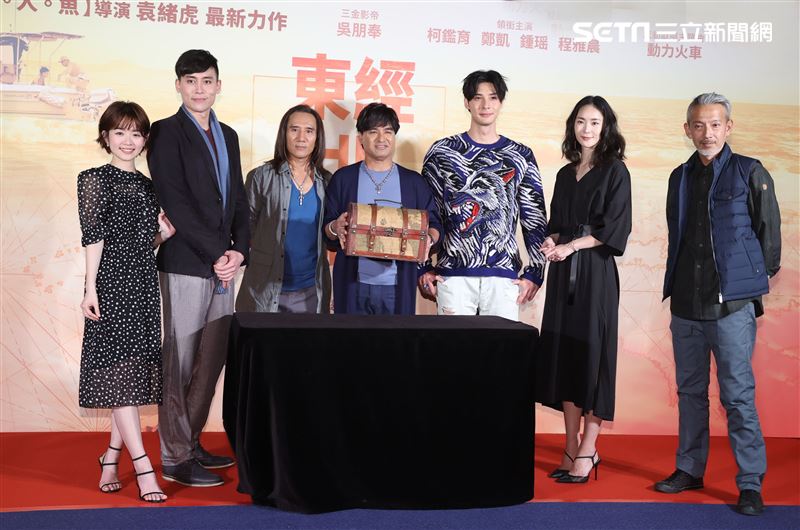 導演袁緒虎、鄭凱、柯鑑育、鍾瑤、程雅晨、動力火車出席電影「東經北緯」首映會。（記者邱榮吉/攝影）