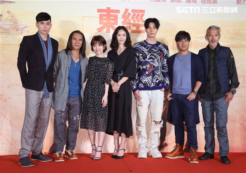導演袁緒虎、鄭凱、柯鑑育、鍾瑤、程雅晨、動力火車出席電影「東經北緯」首映會。（記者邱榮吉/攝影）