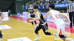 UBA張鎮衙砍進關鍵超前三分彈，助政大挺進4強。（圖／記者劉家維攝影）