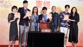 導演袁緒虎、鄭凱、柯鑑育、鍾瑤、程雅晨、動力火車出席電影「東經北緯」首映會。（記者邱榮吉/攝影）