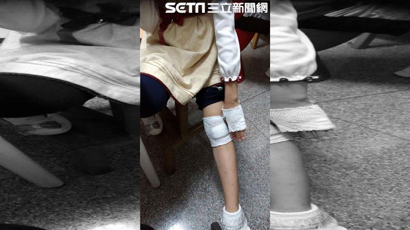 母1打2搭公車　門突關女童跌險遭輾