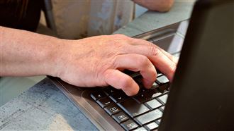 AI生成農場文狂發！夫妻1年爽賺近千萬